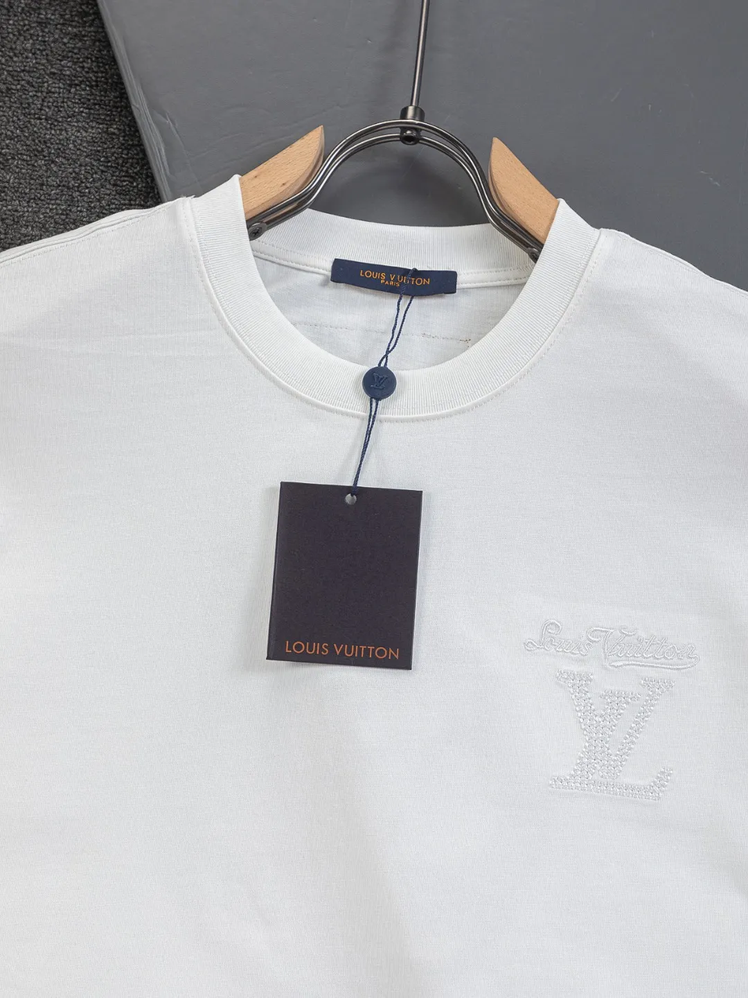 🅿️200 Louis Vuitton 1V LV lv slightly wide version S-XL LV 26ss new products are available at the counter simultaneously. Multiple craftsmanship. Classic simple letters on the chest🪡 embroidery. Simple letters on the back are hollowed out🪡 embroidery. Round neck short-sleeved T-shirt, same style for men and women! Consigned to one-to-one creation. Synchronized with the official website, pure cotton fabrics at the counter! It is close to the skin and comfortable, durable and easy to wear. It has a classic and simple logo design and meticulous original craftsmanship. Short-sleeves, a must-have item for men, do not appear to be the same for the general public, but must be unique and eye-catching. This LV short-sleeve is all about quality, comfort, the same shape and fashion as always, including fabrics and cutting techniques. All of them have been made with great effort! 320 grams of washed pure cotton fabric, pure cotton is breathable, very refreshing and comfortable for daily wear. The rib knitting on the neckline is smooth and tight, and the neckline will not be skewed if you toss it at will. The loose version, you will find that it looks really good on the upper body. The overall is minimalist and neat, super versatile for daily use! Pair it casually with a pair of pants for a youthful look. A T-shirt will make your outfit crazy. It is a fashionable item that can never go wrong! Color: Black White Size: S-XL Size chart: S: Shoulder width 50-Bust 56-Length 70 M: Shoulder width 52-Bust 57-Length 72 L: Shoulder width 54-Bust 59-Length 74 XL: Shoulder width 56-Bust 62-Length 76